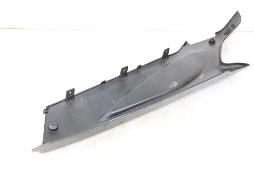 photo de FALDóN LATERAL DERECHO DAELIM S3 125 (2010 - 2017) - Detalles de los puntos de fijación