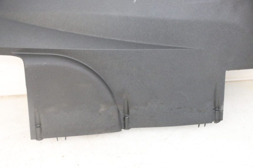 photo de BAJO CARENADO DERECHA PEUGEOT SATELIS 125 (2013 - 2018) - Zoom sobre los componentes