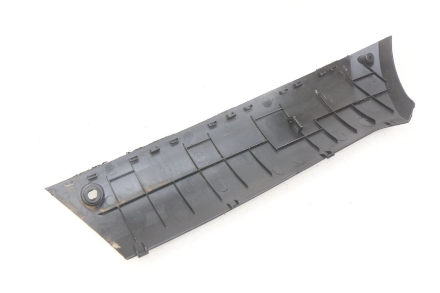 photo de FALDóN LATERAL DERECHO PEUGEOT STREETZONE 4T 50 (2018 - 2023) - Detalle de la pieza