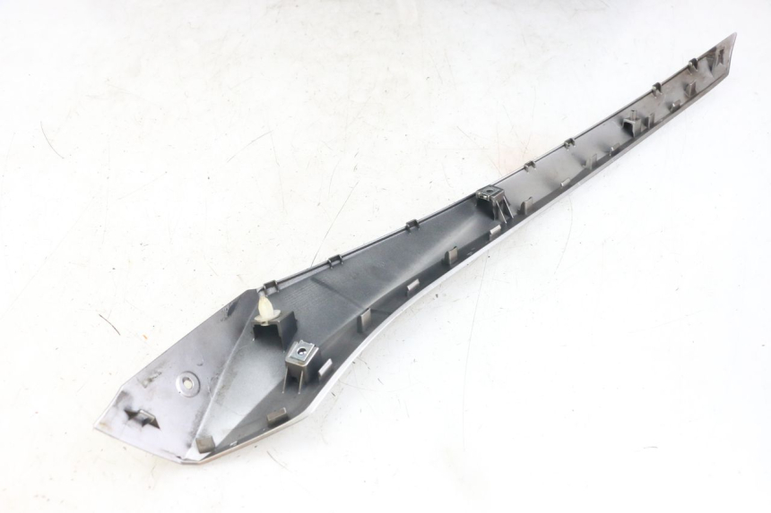 photo de FALDóN DERECHO YAMAHA XMAX X-MAX ABS 125 (2017 - 2020) - Detalle de la pieza