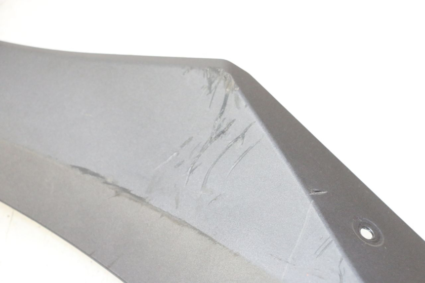 photo de BAJO CARENADO DERECHA YAMAHA XMAX X-MAX 125 (2021 - 2025) - Detalles de los puntos de fijación