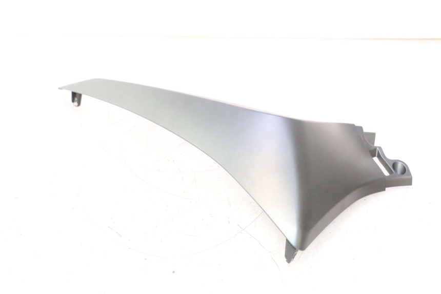 photo de BAJO CARENADO DERECHA YAMAHA X-MAX XMAX 125 (2010 - 2013) - Primer plano técnico