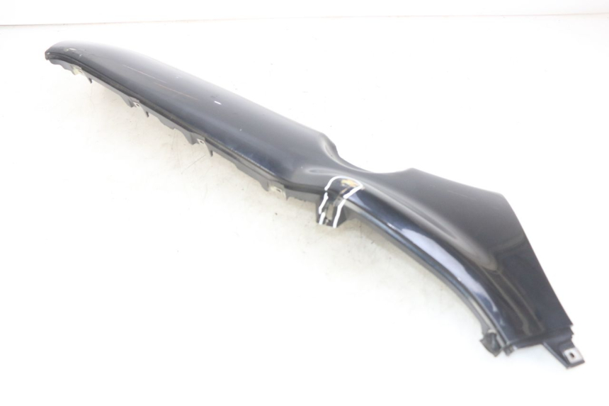 photo de FALDóN LATERAL DERECHO PIAGGIO X8 125 (2004 - 2007) - Detalles de los puntos de fijación