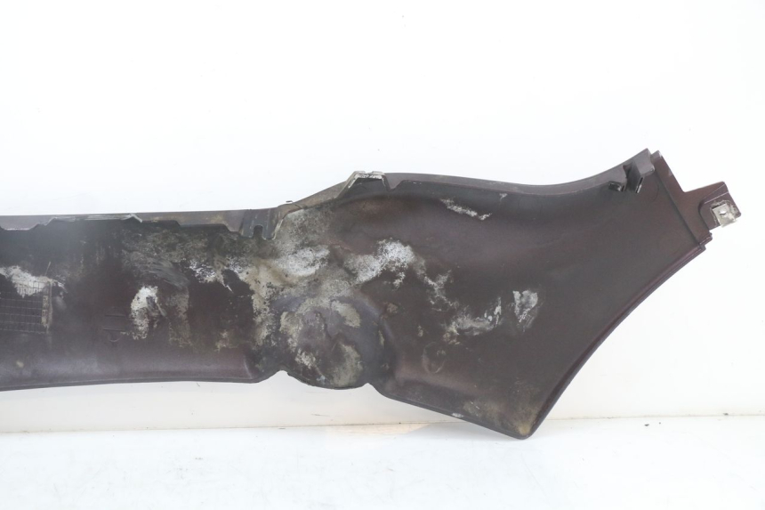 photo de FALDóN LATERAL DERECHO PIAGGIO X8 125 (2004 - 2007) - Detalles de los puntos de fijación