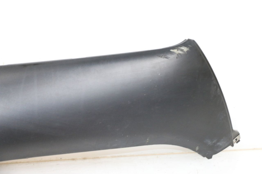 photo de FALDóN LATERAL DERECHO PIAGGIO XEVO - X EVO 125 (2007 - 2017) - Detalles de los puntos de fijación