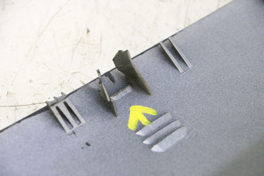 photo de FALDóN LATERAL DERECHO YAMAHA YP MAJESTY 125 (2002 - 2006) - Estado de la superficie y material