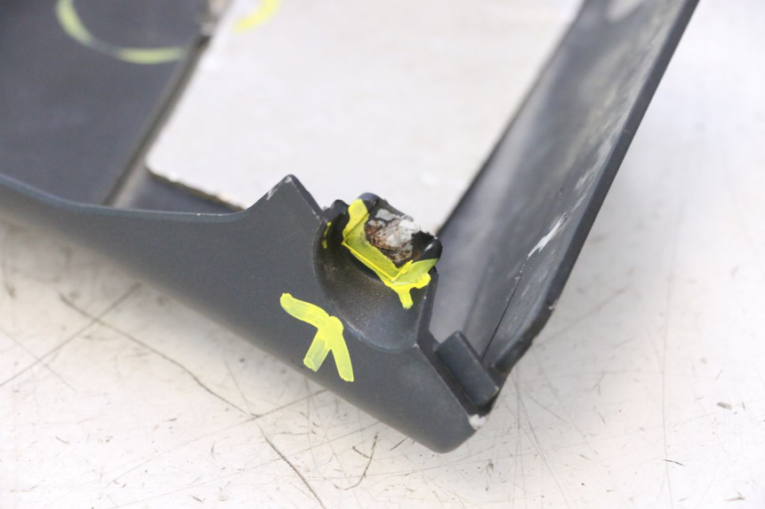 photo de BAJO CARENADO DERECHA YAMAHA YZF R6 600 (2008 - 2009) - Enfoque en la estructura