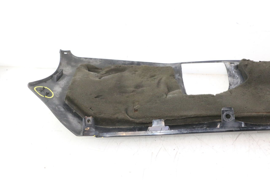 photo de BAJO CARENADO IZQUIERDA SUZUKI BURGMAN EXECUTIVE ABS 650 (2006 - 2012) - Detalles de los puntos de fijación