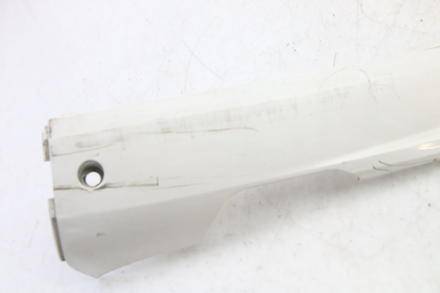 photo de BAJO DE CAJA IZQUIERDA SYM FIDDLE 3 III 125 (2014 - 2020) - Detalle de la pieza