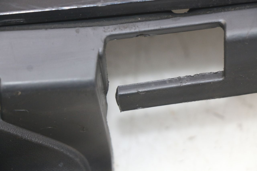 photo de BAJO DE CAJA IZQUIERDA PIAGGIO FLY 4T 50 (2013 - 2017) - Detalle de la pieza