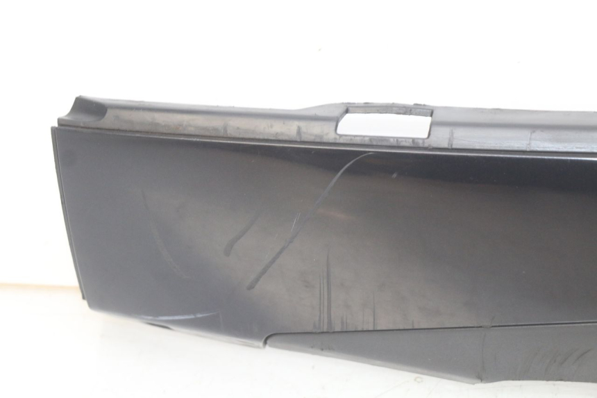 photo de BAJO DE CAJA IZQUIERDA PIAGGIO FLY 4T 50 (2013 - 2017) - Zoom sobre los componentes