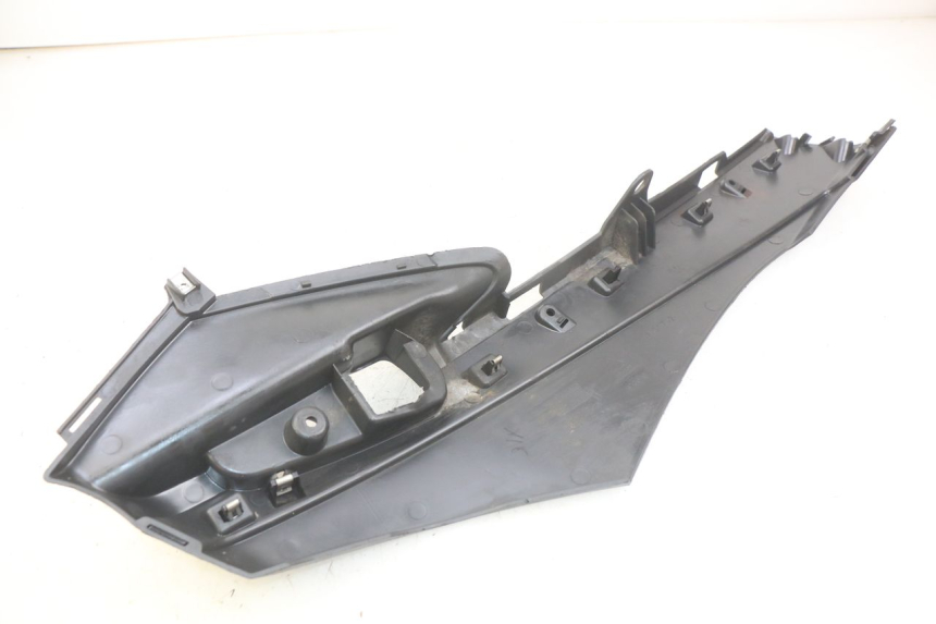 photo de BAJO DE CAJA IZQUIERDA PIAGGIO FLY 4T 50 (2013 - 2017) - Primer plano técnico