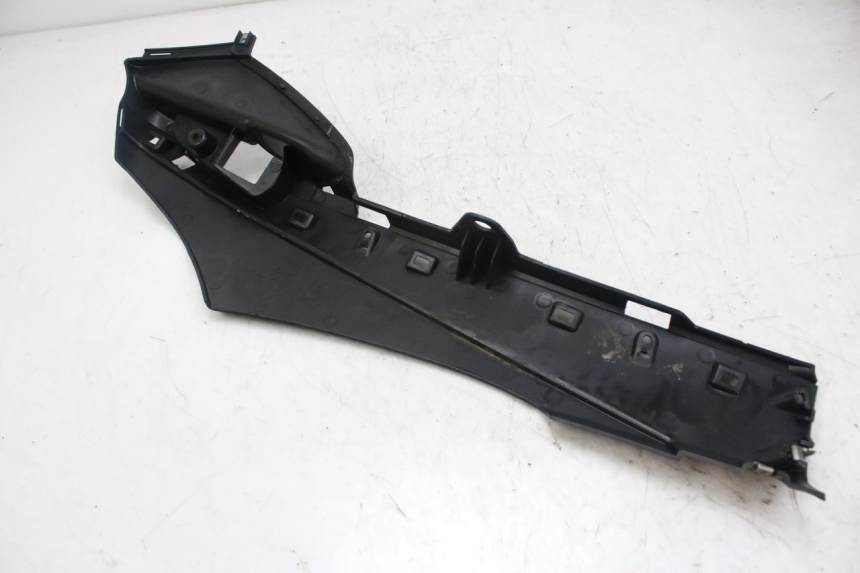 photo de BAJO DE CAJA IZQUIERDA PIAGGIO FLY 4T 50 (2013 - 2017) - Detalle de la pieza
