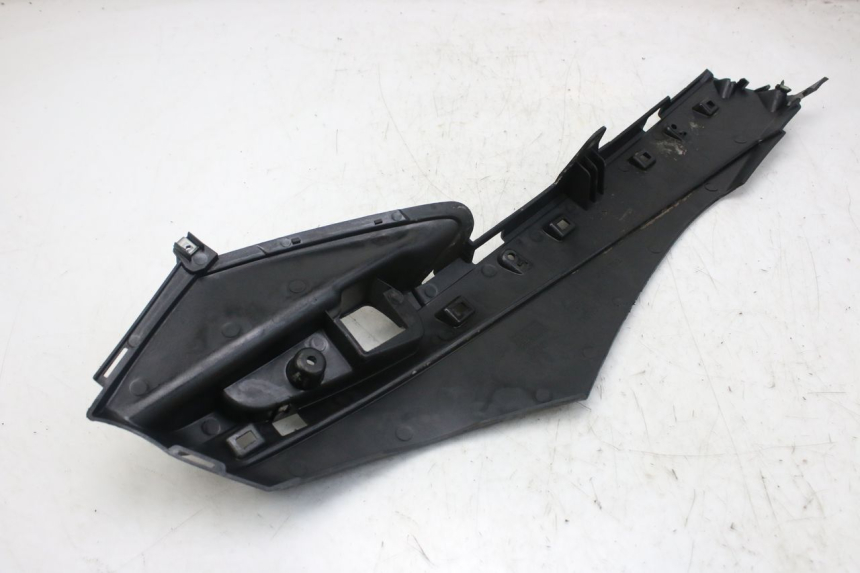 photo de BAJO DE CAJA IZQUIERDA PIAGGIO FLY 4T 50 (2013 - 2017) - Primer plano técnico