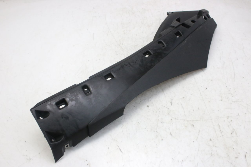 photo de BAJO DE CAJA IZQUIERDA PIAGGIO FLY 4T 50 (2013 - 2017) - Detalles de los puntos de fijación