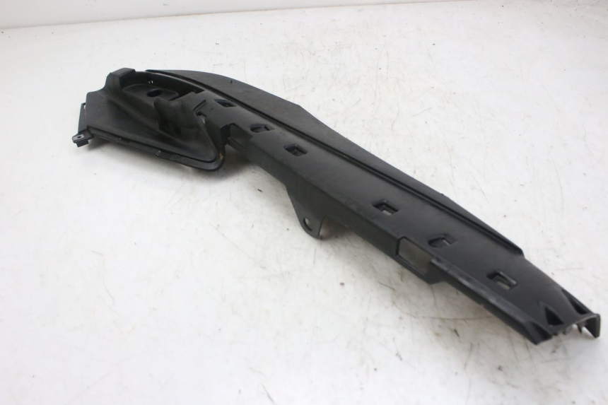 photo de BAJO DE CAJA IZQUIERDA PIAGGIO FLY 4T 50 (2013 - 2017) - Estado de la superficie y material