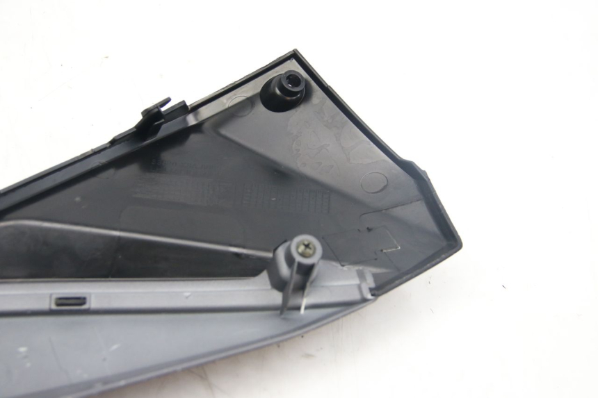 photo de BAJO DE CAJA IZQUIERDA SYM JET 4 4T 50 (2018 - 2021) - Detalles de los puntos de fijación