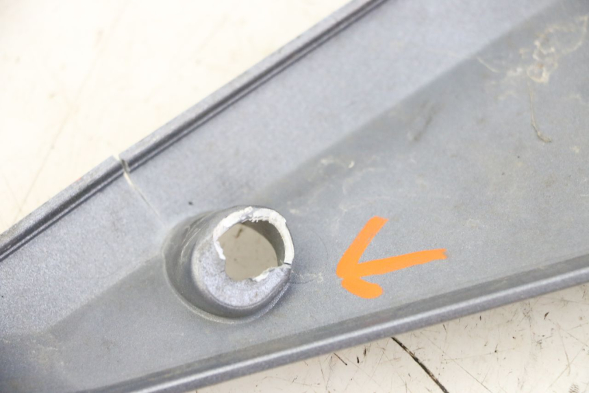 photo de BAJO CARENADO IZQUIERDA SYM JOYMAX 125 (2010 - 2017) - Detalles de los puntos de fijación