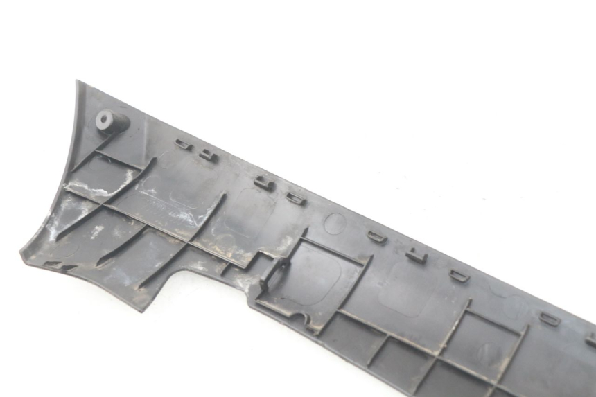 photo de BAJO DE CAJA IZQUIERDA PEUGEOT KISBEE 2T 50 (2010 - 2017) - Detalle de la pieza