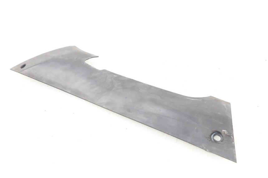 photo de BAJO DE CAJA IZQUIERDA PEUGEOT KISBEE 2T 50 (2010 - 2017) - Primer plano técnico