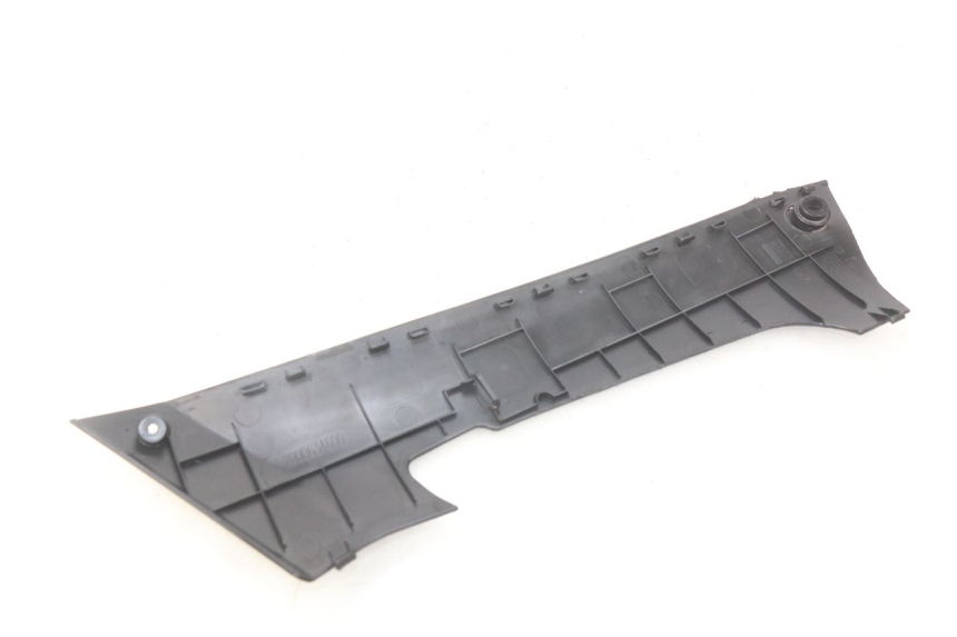 photo de BAJO DE CAJA IZQUIERDA PEUGEOT KISBEE 2T 50 (2010 - 2017) - Primer plano técnico