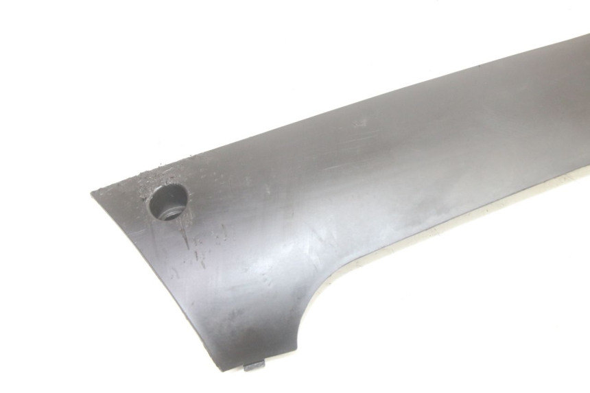 photo de BAJO DE CAJA IZQUIERDA PEUGEOT KISBEE 2T 50 (2010 - 2017) - Detalle de la pieza