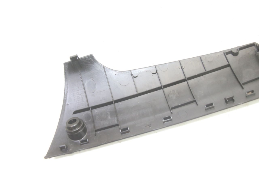 photo de BAJO DE CAJA IZQUIERDA PEUGEOT KISBEE 2T 50 (2010 - 2017) - Estado de la superficie y material