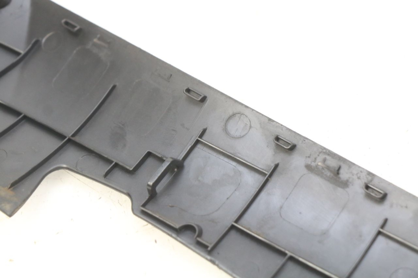 photo de FALDóN IZQUIERDO PEUGEOT KISBEE 4T 50 (2010 - 2017) - Detalles de los puntos de fijación