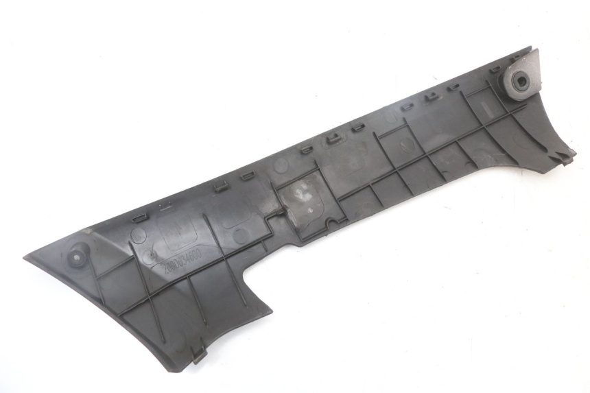 photo de BAJO DE CAJA IZQUIERDA PEUGEOT KISBEE 4T 50 (2018 - 2022) - Primer plano técnico