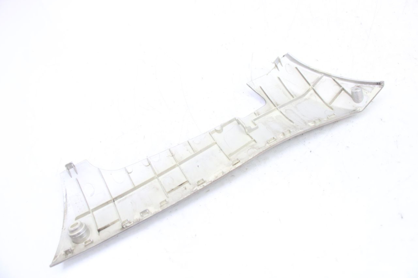 photo de BAJO DE CAJA IZQUIERDA PEUGEOT KISBEE 4T 50 (2018 - 2022) - Primer plano técnico