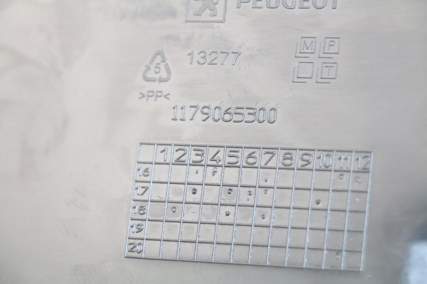 photo de BAJO CARENADO IZQUIERDA PEUGEOT METROPOLIS 400 (2017 - 2020) - Detalle de la pieza