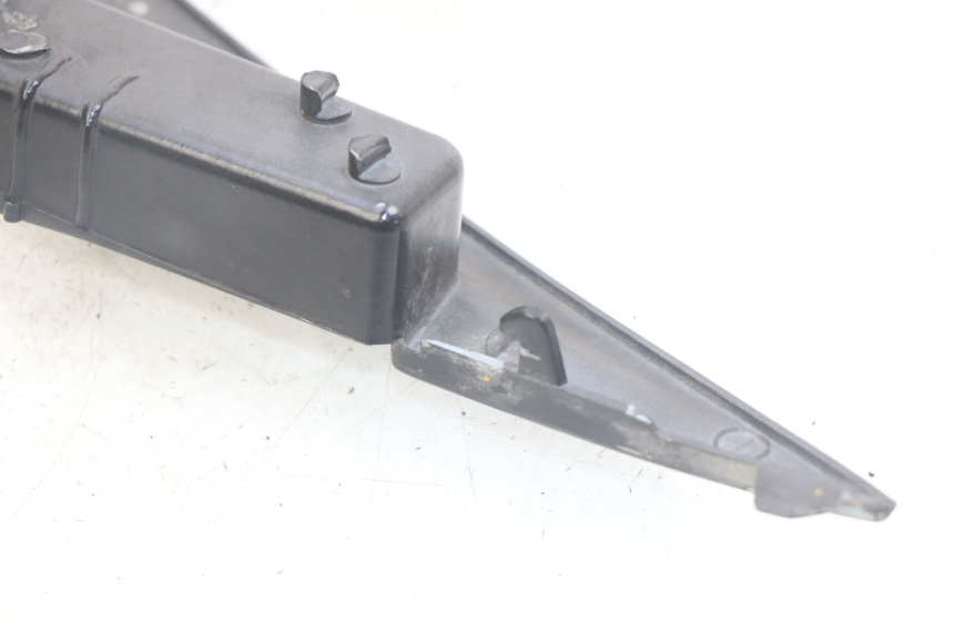 photo de BAJO DE CAJA IZQUIERDA SYM MIO 50 (2011 - 2017) - Primer plano técnico