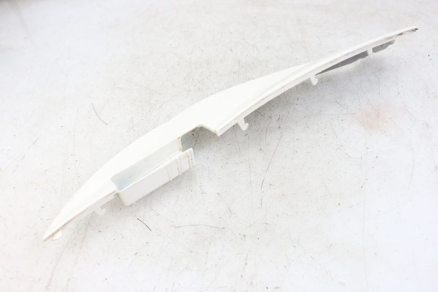 photo de BAJO DE CAJA IZQUIERDA SYM MIO 50 (2011 - 2017) - Primer plano técnico