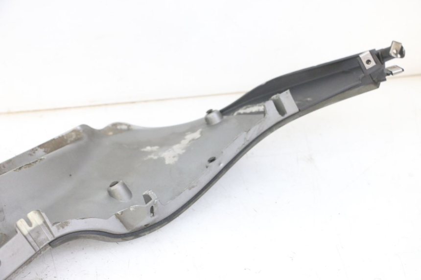 photo de FALDóN IZQUIERDO PIAGGIO MP3 LT 300 (2010 - 2016) - Detalles de los puntos de fijación