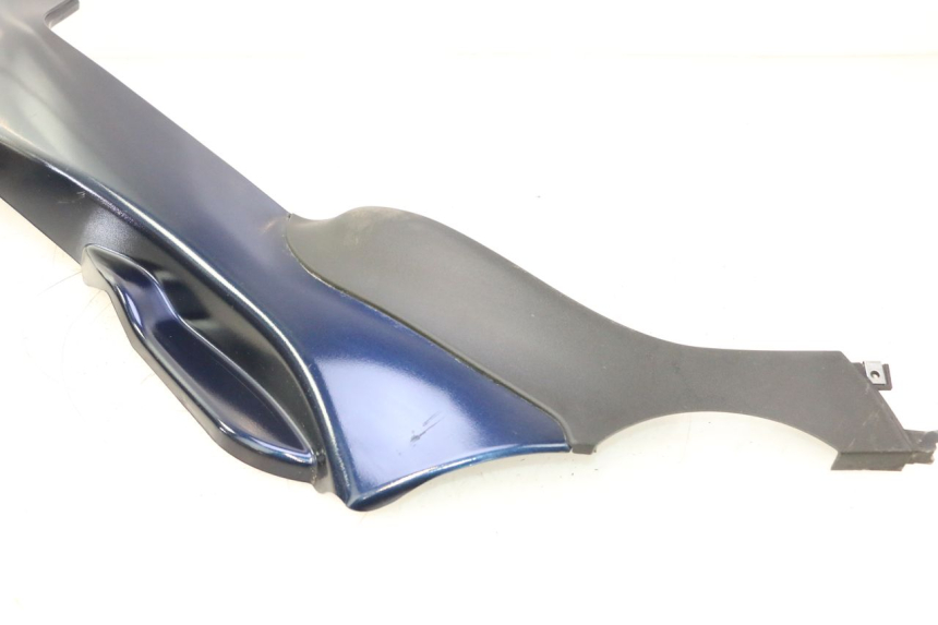 photo de BAJO CARENADO IZQUIERDA PIAGGIO MP3 LT 400 (2007 - 2012) - Zoom sobre los componentes