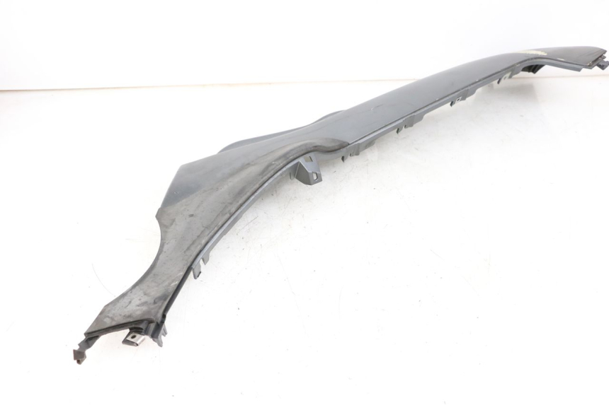 photo de BAJO DE CAJA IZQUIERDA PIAGGIO MP3 500 (2011 - 2015) - Detalles de los puntos de fijación