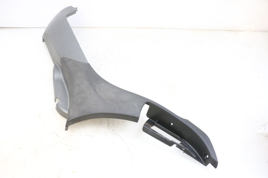 photo de BAJO CARENADO IZQUIERDA PIAGGIO MP3 500 (2016 - 2018) - Detalles de los puntos de fijación