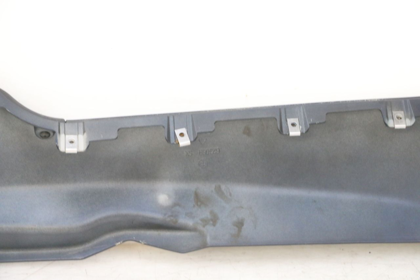 photo de BAJO CARENADO IZQUIERDA PIAGGIO MP3 RL 250 (2006 - 2010) - Primer plano técnico