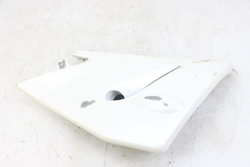 photo de BAJO CARENADO IZQUIERDA MOTO GUZZI NORGE 8V GT 1200 (2011 - 2016) - Primer plano técnico