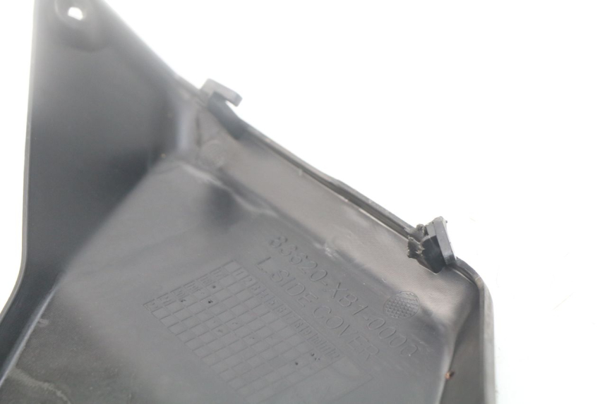 photo de BAJO DE CAJA IZQUIERDA SYM ORBIT III 3 4T 50 (2018 - 2021) - Detalle de la pieza