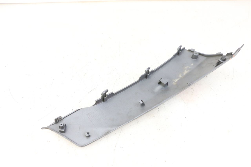 photo de BAJO CARENADO IZQUIERDA PEUGEOT BELVILLE 125 (2017 - 2021) - Detalles de los puntos de fijación