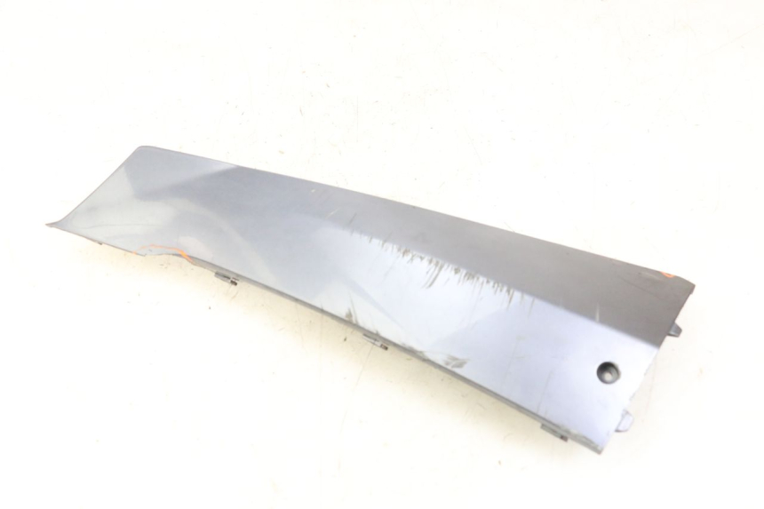 photo de BAJO CARENADO IZQUIERDA PEUGEOT BELVILLE 125 (2017 - 2021) - Marcados y referencias originales