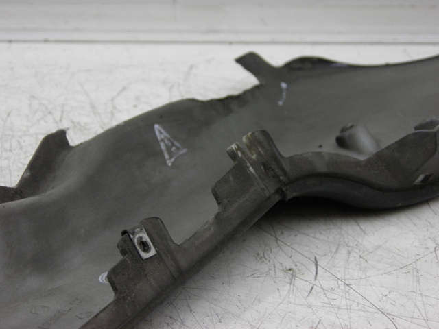 photo de BAJO CARENADO IZQUIERDA PIAGGIO MP3 RL 125 (2006 - 2014) - Detalles de los puntos de fijación