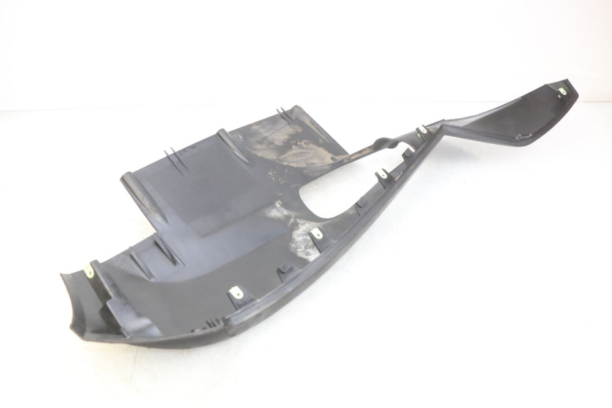 photo de BAJO DE CAJA IZQUIERDA PEUGEOT SATELIS 125 (2010 - 2012) - Detalles de los puntos de fijación