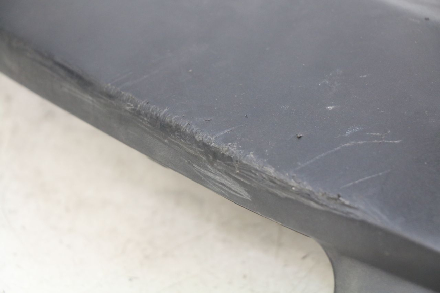 photo de FALDóN IZQUIERDO PEUGEOT SATELIS 125 (2006 - 2009) - Detalles de los puntos de fijación