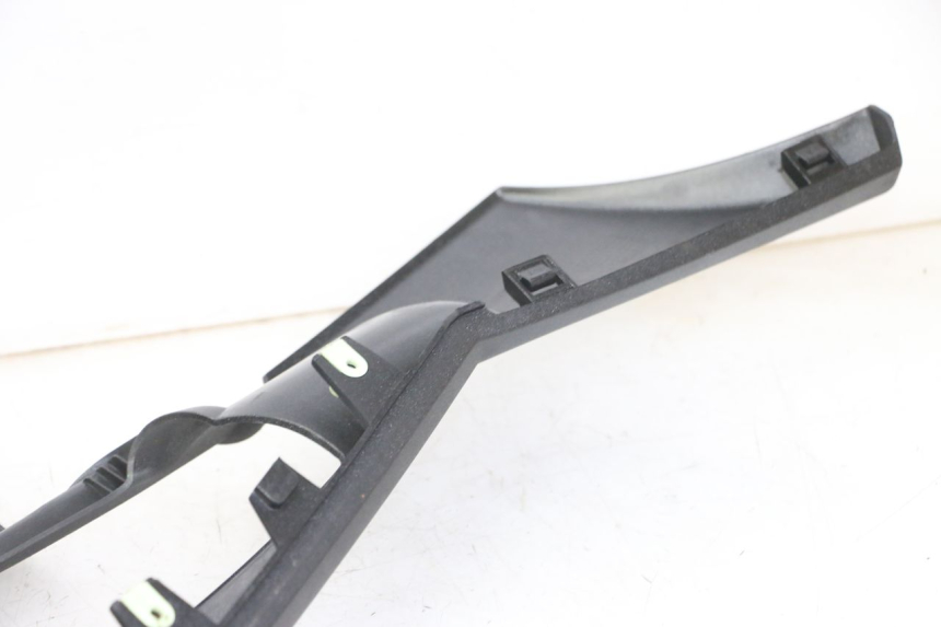 photo de BAJO CARENADO IZQUIERDA PEUGEOT SATELIS 125 (2013 - 2018) - Detalles de los puntos de fijación