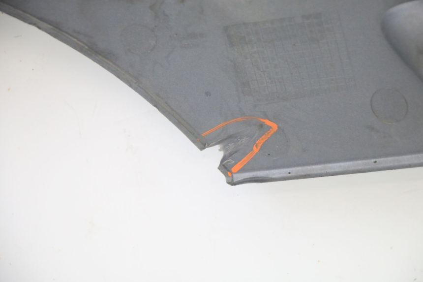 photo de BAJO CARENADO IZQUIERDA PEUGEOT SATELIS 250 (2006 - 2012) - Detalles de los puntos de fijación