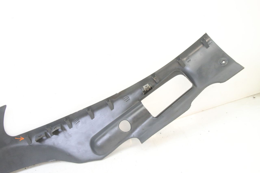 photo de BAJO CARENADO IZQUIERDA PIAGGIO SUPER LX 125 (2000 - 2003) - Detalles de los puntos de fijación