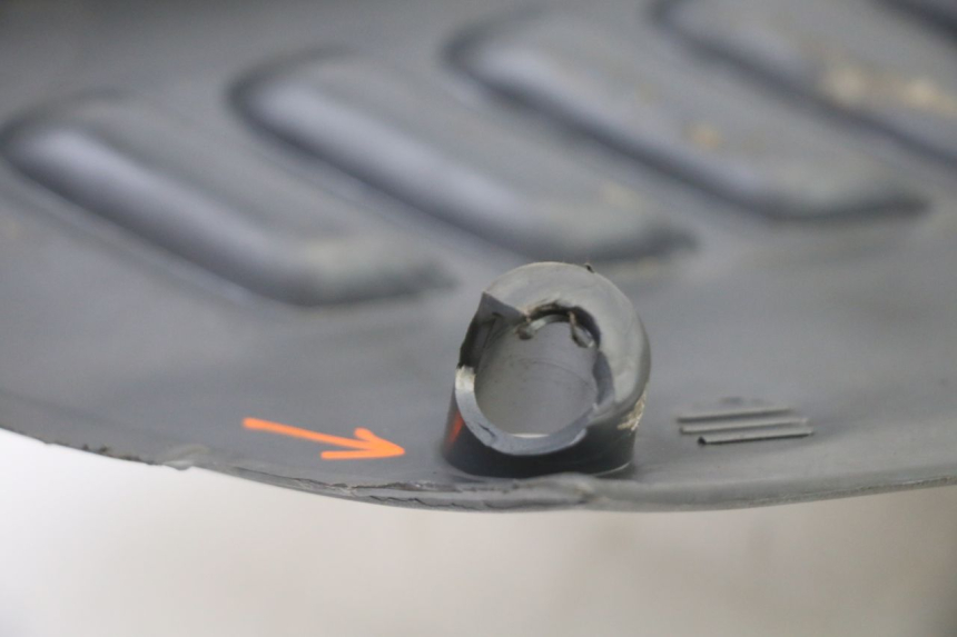 photo de BAJO CARENADO IZQUIERDA PIAGGIO SUPER LX 125 (2000 - 2003) - Estado de la superficie y material