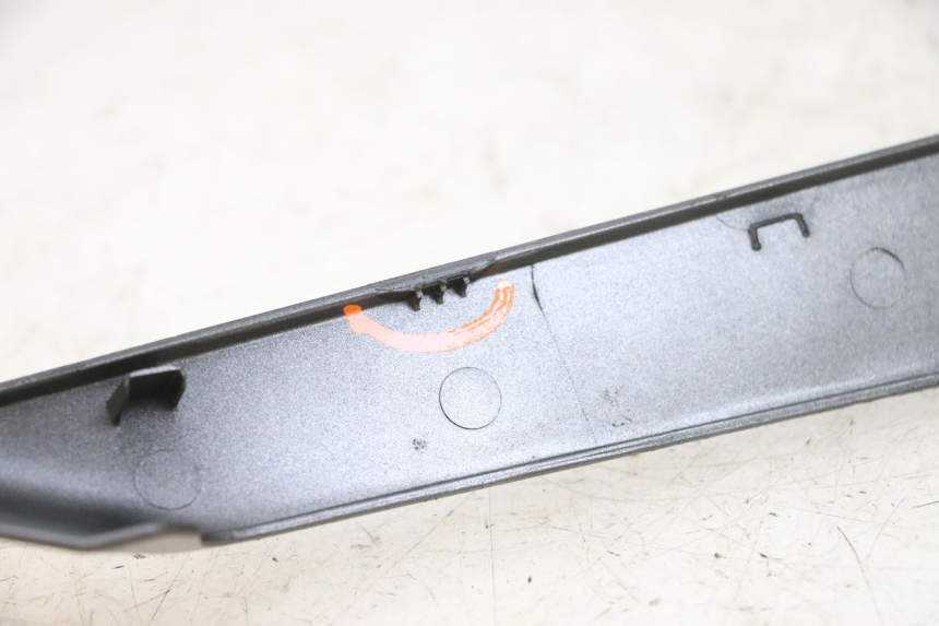 photo de BAJO CARENADO IZQUIERDA YAMAHA TRICITY 300 (2020 - 2024) - Detalles de los puntos de fijación